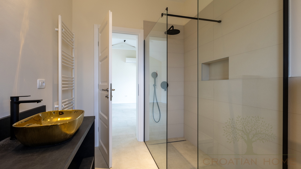 RUHIGE DORFLAGE&comma; MODERNE ARCHTEKTUR  UND MEDITERRANES WOHNGEF&Uuml;HL - VILLA NUR 5 MINUTEN VON POREC