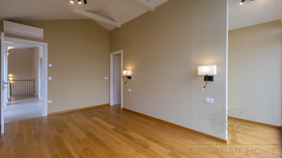 RUHIGE DORFLAGE&comma; MODERNE ARCHTEKTUR  UND MEDITERRANES WOHNGEF&Uuml;HL - VILLA NUR 5 MINUTEN VON POREC