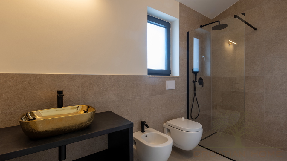 RUHIGE DORFLAGE&comma; MODERNE ARCHTEKTUR  UND MEDITERRANES WOHNGEF&Uuml;HL - VILLA NUR 5 MINUTEN VON POREC