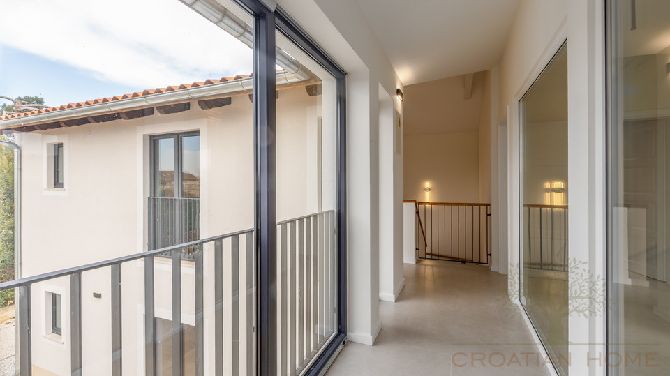 RUHIGE DORFLAGE&comma; MODERNE ARCHTEKTUR  UND MEDITERRANES WOHNGEF&Uuml;HL - VILLA NUR 5 MINUTEN VON POREC