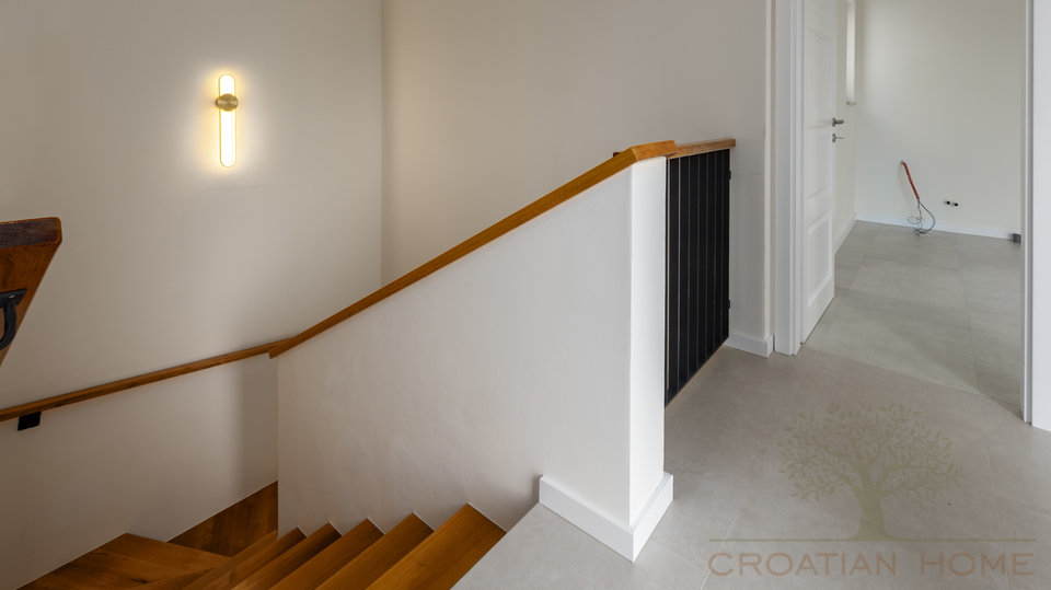 RUHIGE DORFLAGE&comma; MODERNE ARCHTEKTUR  UND MEDITERRANES WOHNGEF&Uuml;HL - VILLA NUR 5 MINUTEN VON POREC