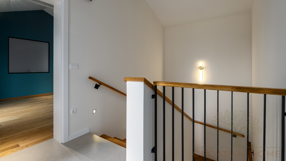 RUHIGE DORFLAGE&comma; MODERNE ARCHTEKTUR  UND MEDITERRANES WOHNGEF&Uuml;HL - VILLA NUR 5 MINUTEN VON POREC