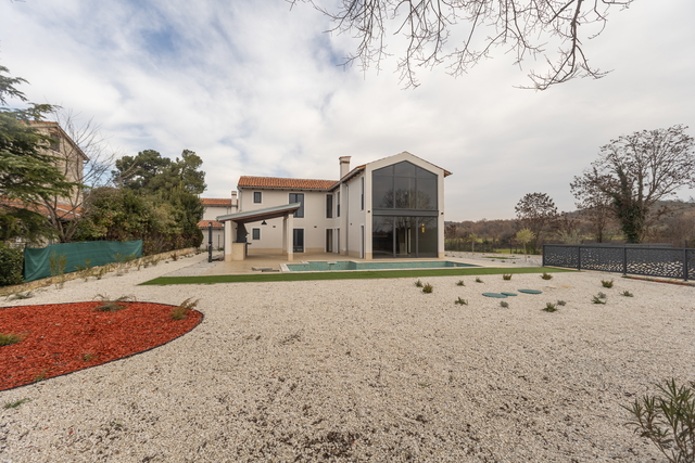 RUHIGE DORFLAGE, MODERNE ARCHTEKTUR UND MEDITERRANES WOHNGEFÜHL - VILLA NUR 5 MINUTEN VON POREC