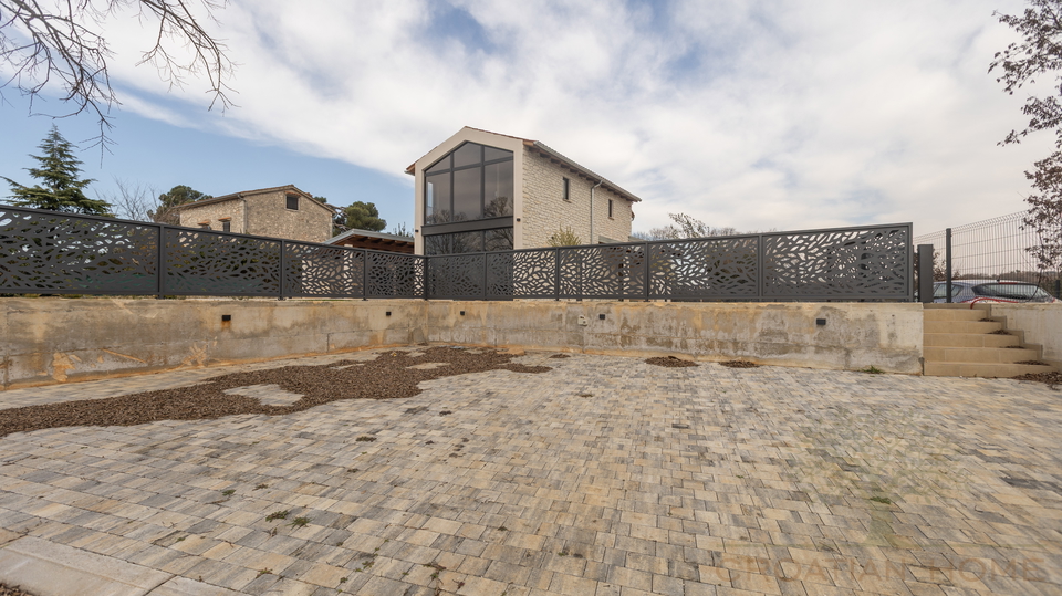 RUHIGE DORFLAGE&comma; MODERNE ARCHTEKTUR  UND MEDITERRANES WOHNGEF&Uuml;HL - VILLA NUR 5 MINUTEN VON POREC
