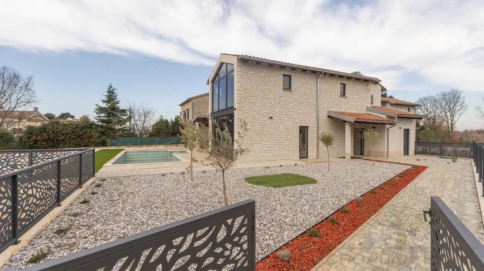 RUHIGE DORFLAGE&comma; MODERNE ARCHTEKTUR  UND MEDITERRANES WOHNGEF&Uuml;HL - VILLA NUR 5 MINUTEN VON POREC