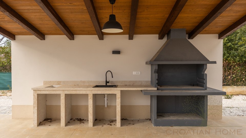 RUHIGE DORFLAGE&comma; MODERNE ARCHTEKTUR  UND MEDITERRANES WOHNGEF&Uuml;HL - VILLA NUR 5 MINUTEN VON POREC