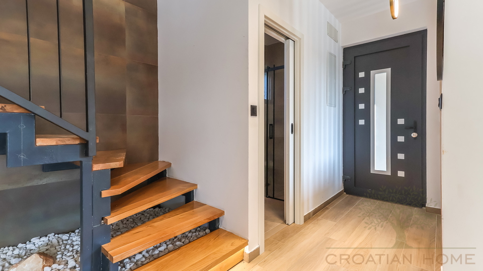 NEUE VILLA  MIT POOL&comma; SAUNA UND 3 SCHLAFZIMMER BEI POREC