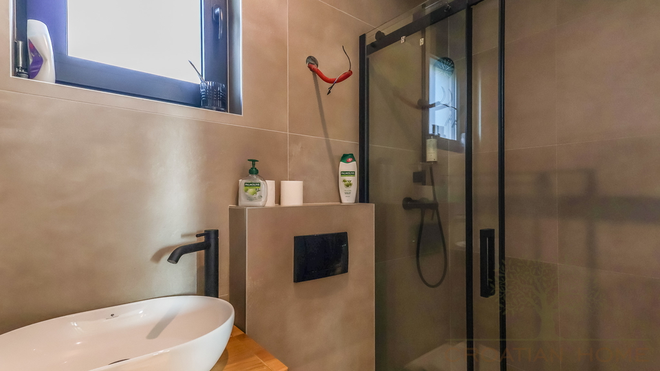 NEUE VILLA  MIT POOL&comma; SAUNA UND 3 SCHLAFZIMMER BEI POREC