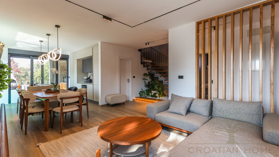NEUE VILLA  MIT POOL&comma; SAUNA UND 3 SCHLAFZIMMER BEI POREC