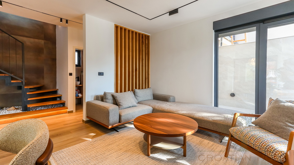 NEUE VILLA  MIT POOL&comma; SAUNA UND 3 SCHLAFZIMMER BEI POREC