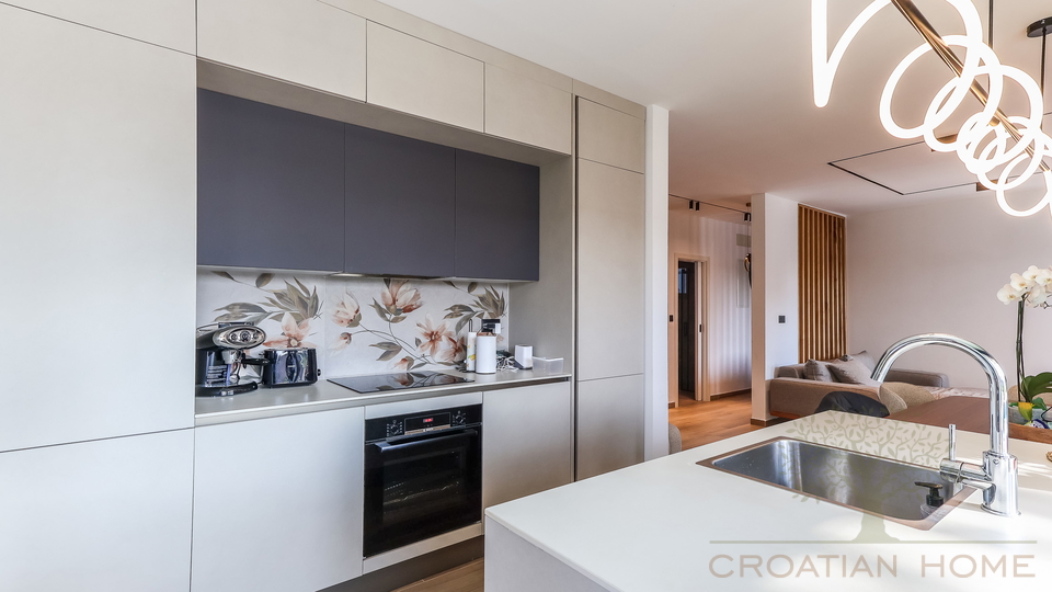 NEUE VILLA  MIT POOL&comma; SAUNA UND 3 SCHLAFZIMMER BEI POREC