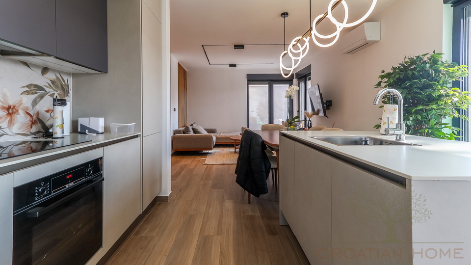 NEUE VILLA  MIT POOL&comma; SAUNA UND 3 SCHLAFZIMMER BEI POREC