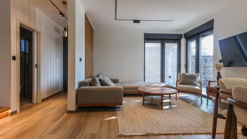 NEUE VILLA  MIT POOL&comma; SAUNA UND 3 SCHLAFZIMMER BEI POREC