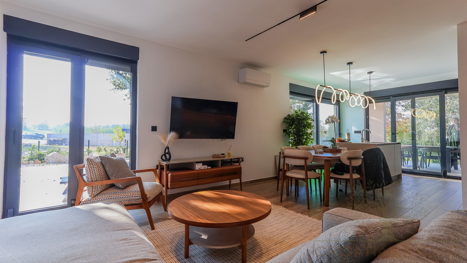 NEUE VILLA  MIT POOL&comma; SAUNA UND 3 SCHLAFZIMMER BEI POREC
