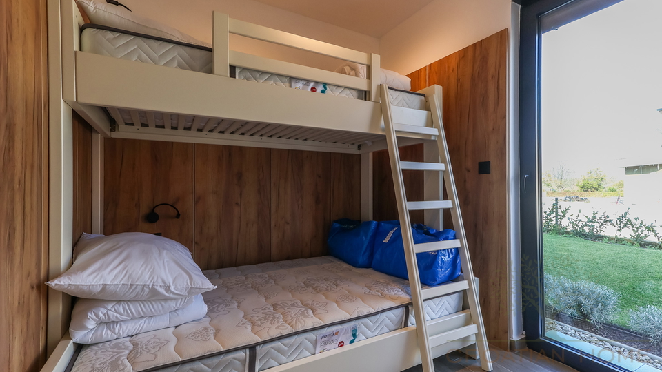 NEUE VILLA  MIT POOL&comma; SAUNA UND 3 SCHLAFZIMMER BEI POREC
