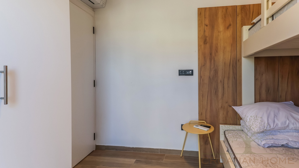 NEUE VILLA  MIT POOL&comma; SAUNA UND 3 SCHLAFZIMMER BEI POREC