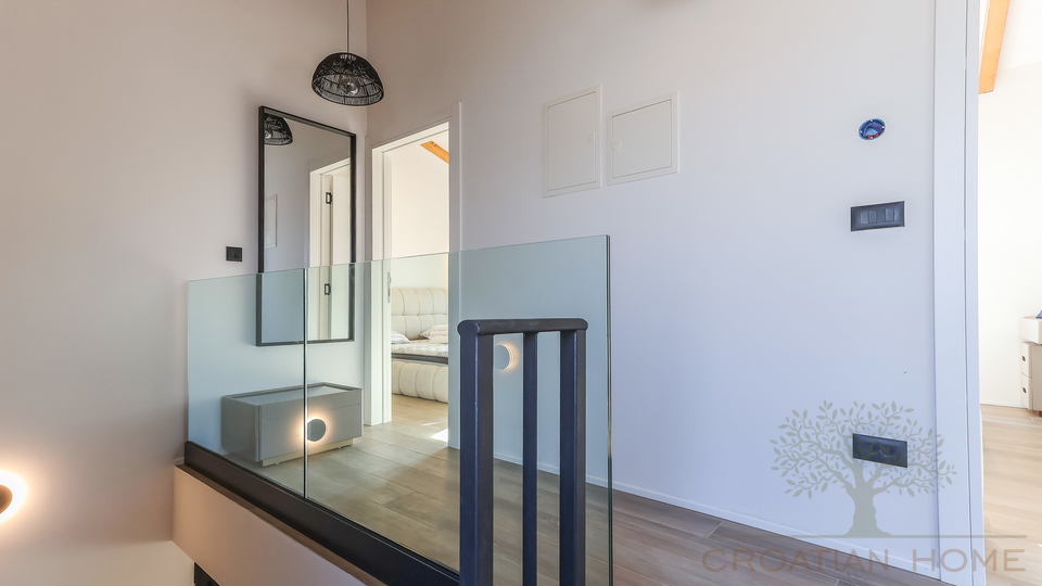 NEUE VILLA  MIT POOL&comma; SAUNA UND 3 SCHLAFZIMMER BEI POREC
