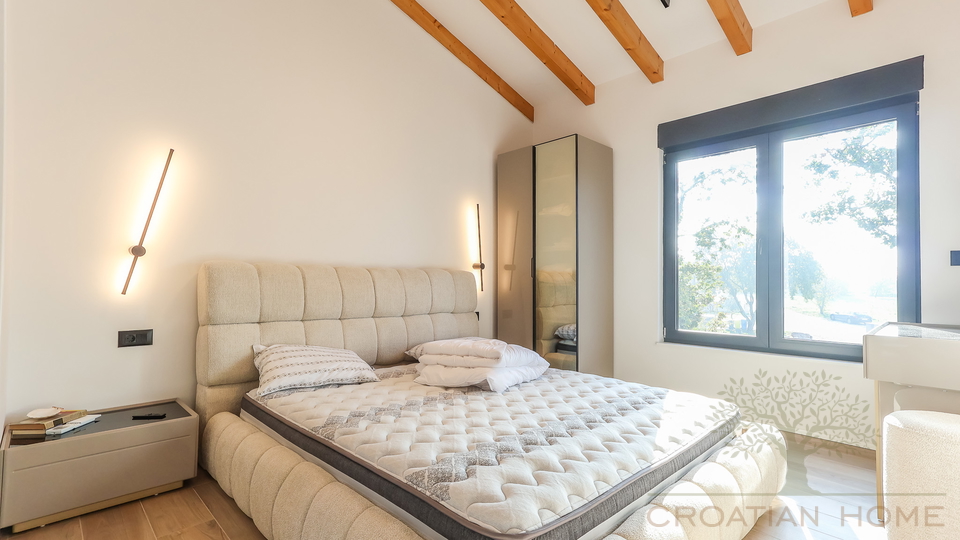 NEUE VILLA  MIT POOL&comma; SAUNA UND 3 SCHLAFZIMMER BEI POREC