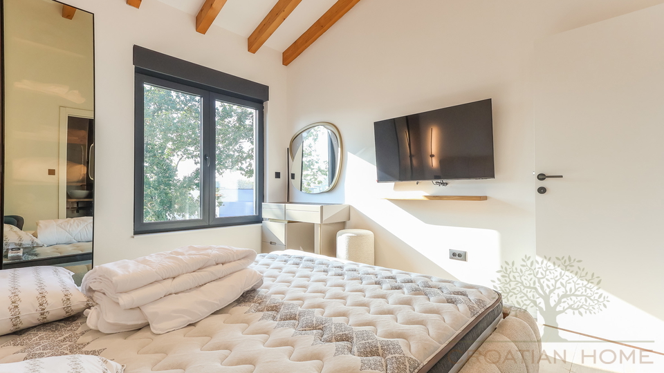 NEUE VILLA  MIT POOL&comma; SAUNA UND 3 SCHLAFZIMMER BEI POREC