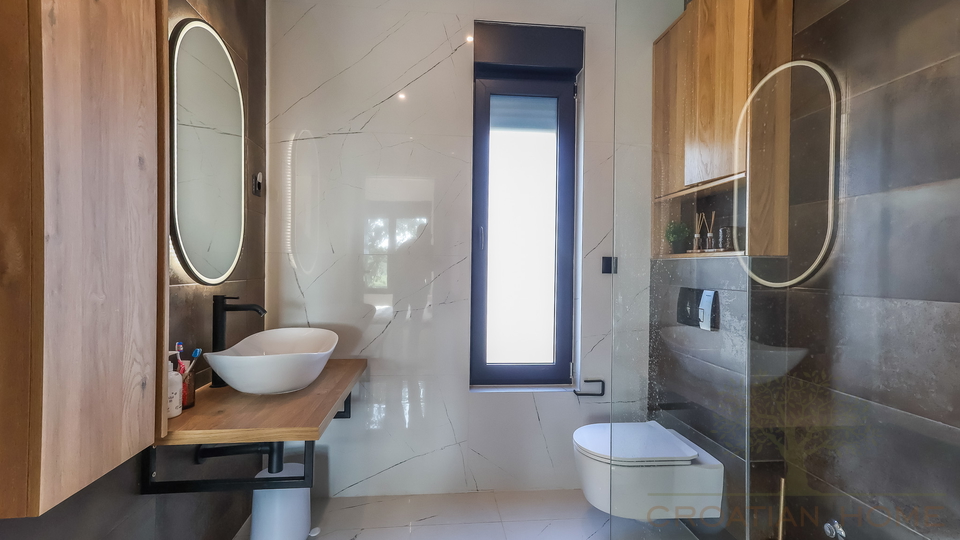 NEUE VILLA  MIT POOL&comma; SAUNA UND 3 SCHLAFZIMMER BEI POREC