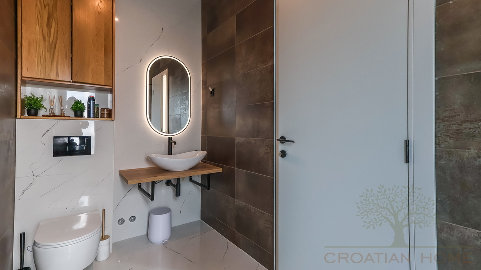 NEUE VILLA  MIT POOL&comma; SAUNA UND 3 SCHLAFZIMMER BEI POREC