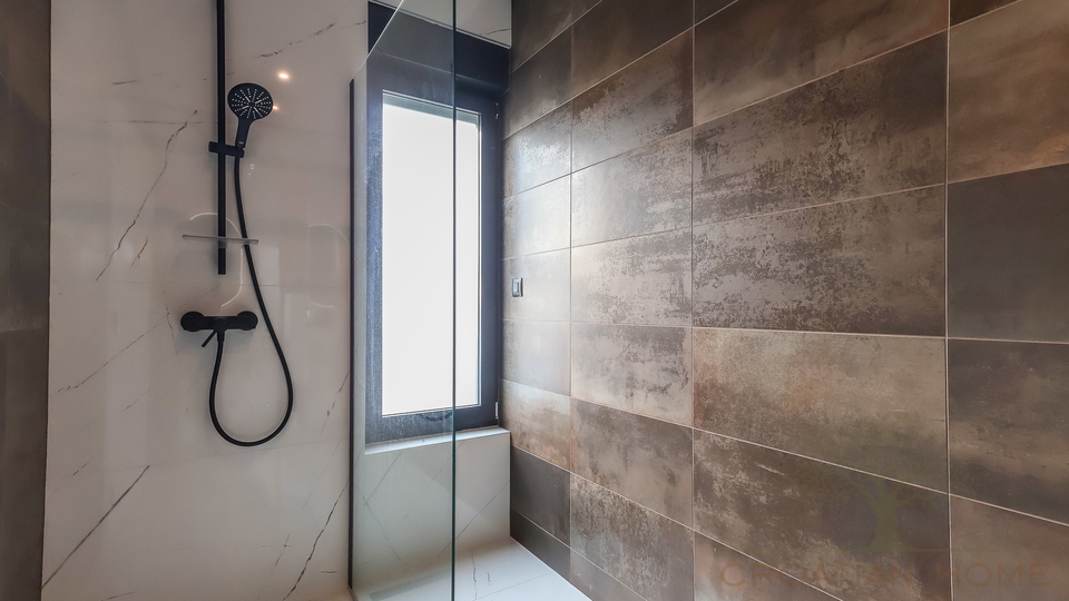 NEUE VILLA  MIT POOL&comma; SAUNA UND 3 SCHLAFZIMMER BEI POREC