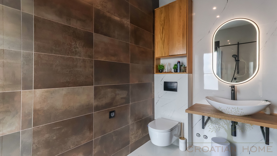 NEUE VILLA  MIT POOL&comma; SAUNA UND 3 SCHLAFZIMMER BEI POREC