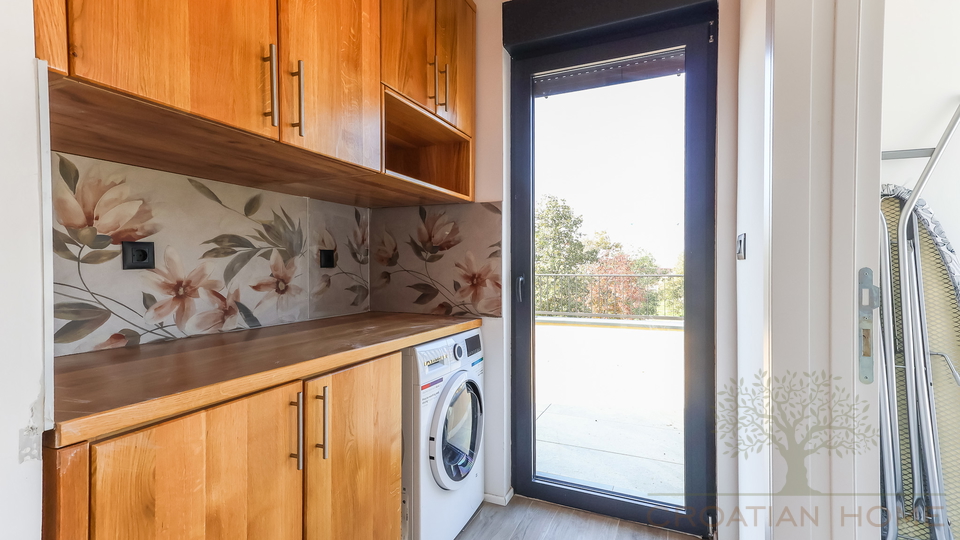 NEUE VILLA  MIT POOL&comma; SAUNA UND 3 SCHLAFZIMMER BEI POREC