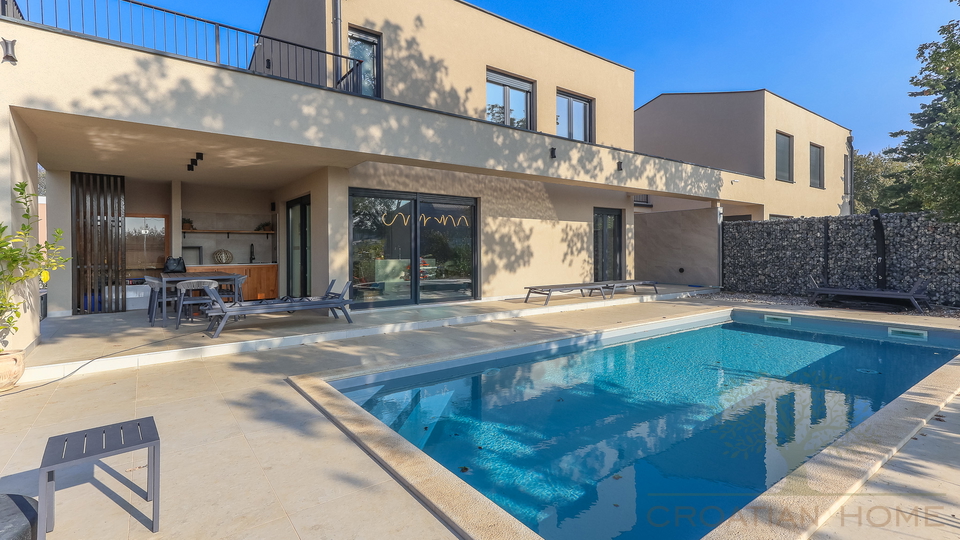 NEUE VILLA  MIT POOL&comma; SAUNA UND 3 SCHLAFZIMMER BEI POREC