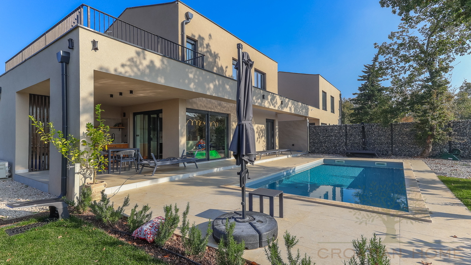 NEUE VILLA  MIT POOL&comma; SAUNA UND 3 SCHLAFZIMMER BEI POREC