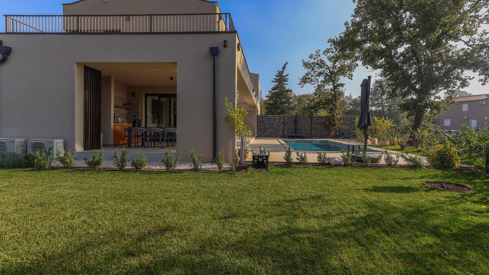 NEUE VILLA  MIT POOL&comma; SAUNA UND 3 SCHLAFZIMMER BEI POREC