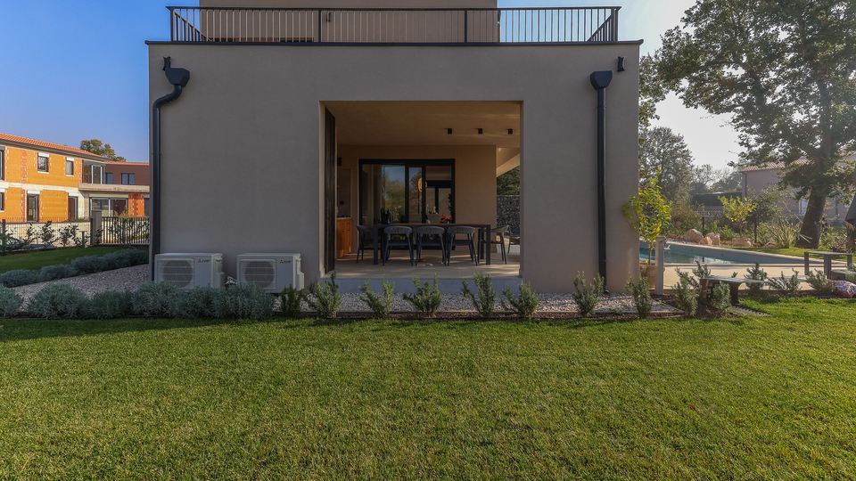 NEUE VILLA  MIT POOL&comma; SAUNA UND 3 SCHLAFZIMMER BEI POREC