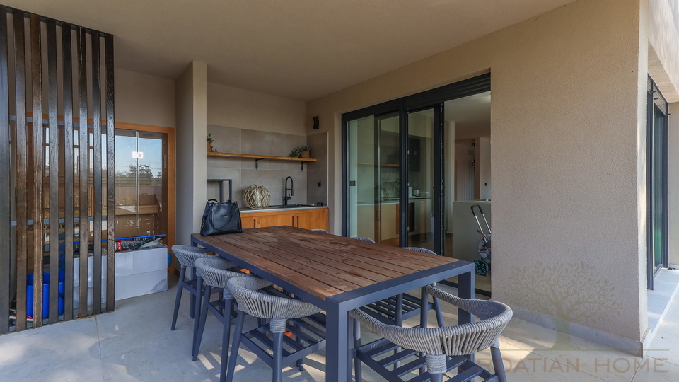 NEUE VILLA  MIT POOL&comma; SAUNA UND 3 SCHLAFZIMMER BEI POREC
