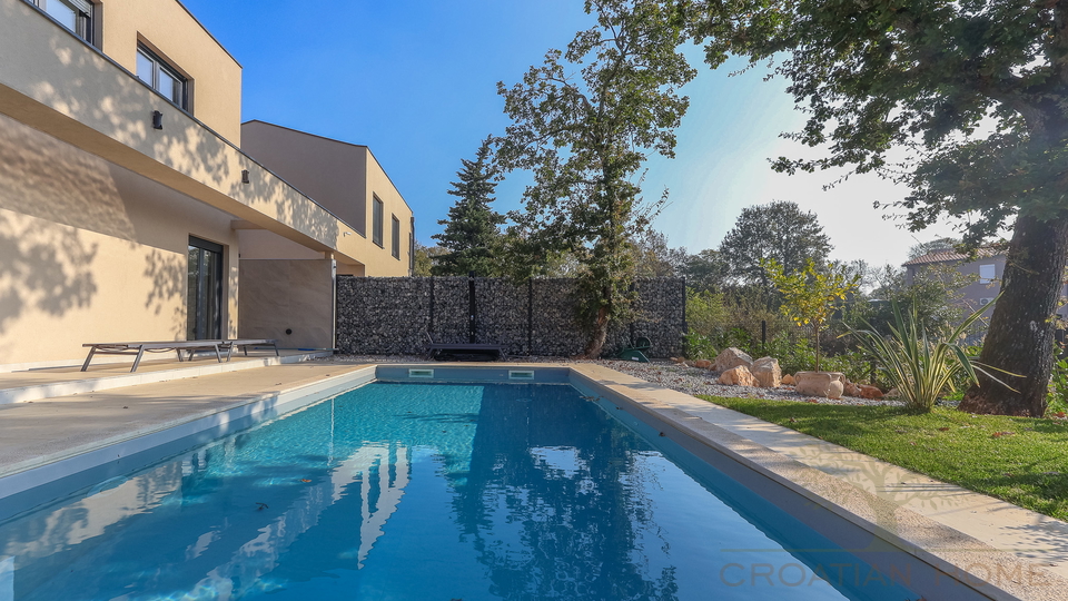 NEUE VILLA  MIT POOL&comma; SAUNA UND 3 SCHLAFZIMMER BEI POREC