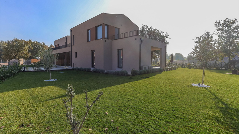 NEUE VILLA  MIT POOL&comma; SAUNA UND 3 SCHLAFZIMMER BEI POREC