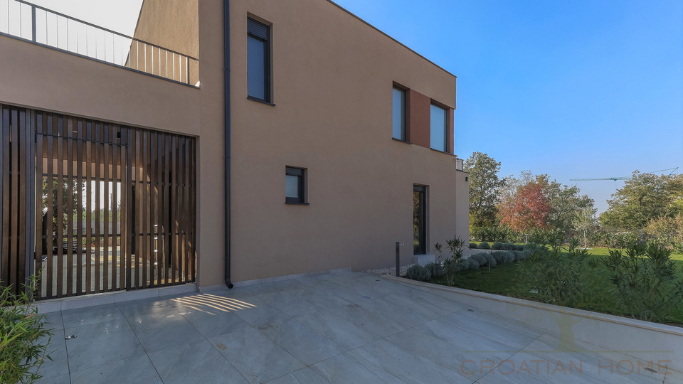 NEUE VILLA  MIT POOL&comma; SAUNA UND 3 SCHLAFZIMMER BEI POREC