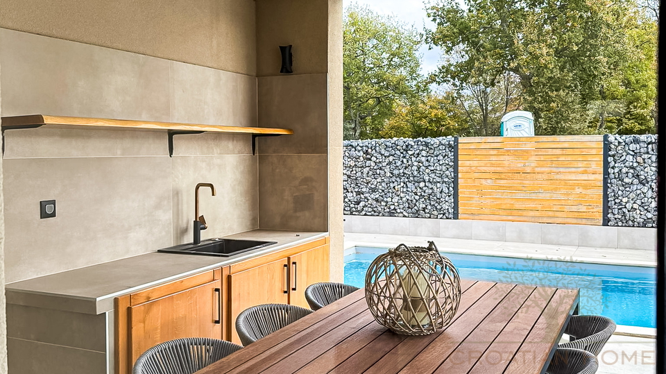 Modernes Haus mit Swimmingpool&comma; 5 km von Pore&ccaron; und dem Meer entfernt&excl;