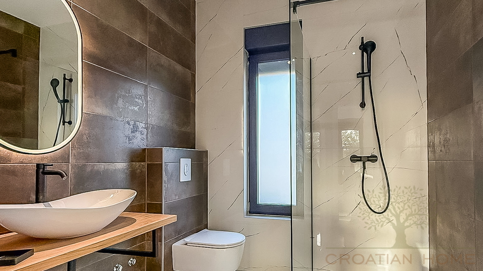 Modernes Haus mit Swimmingpool&comma; 5 km von Pore&ccaron; und dem Meer entfernt&excl;