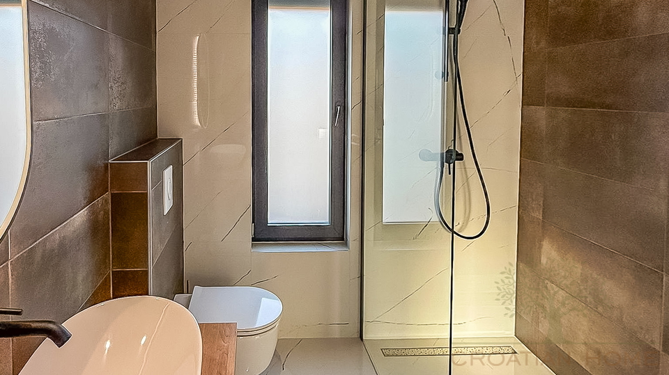 Modernes Haus mit Swimmingpool&comma; 5 km von Pore&ccaron; und dem Meer entfernt&excl;