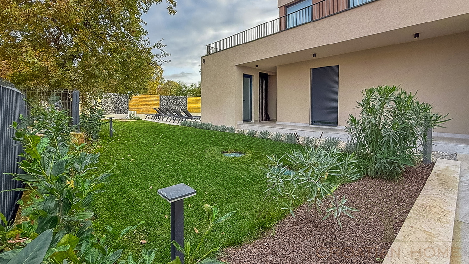 Modernes Haus mit Swimmingpool&comma; 5 km von Pore&ccaron; und dem Meer entfernt&excl;