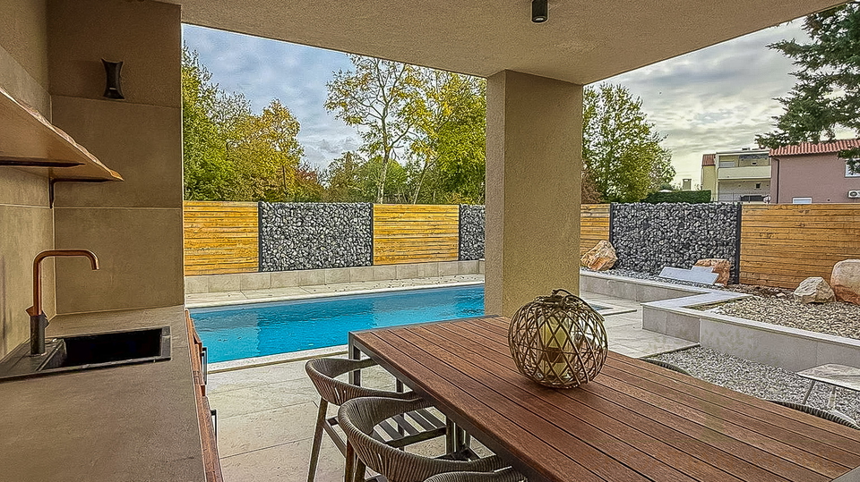 Modernes Haus mit Swimmingpool&comma; 5 km von Pore&ccaron; und dem Meer entfernt&excl;