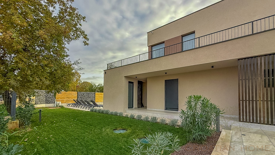 Modernes Haus mit Swimmingpool&comma; 5 km von Pore&ccaron; und dem Meer entfernt&excl;