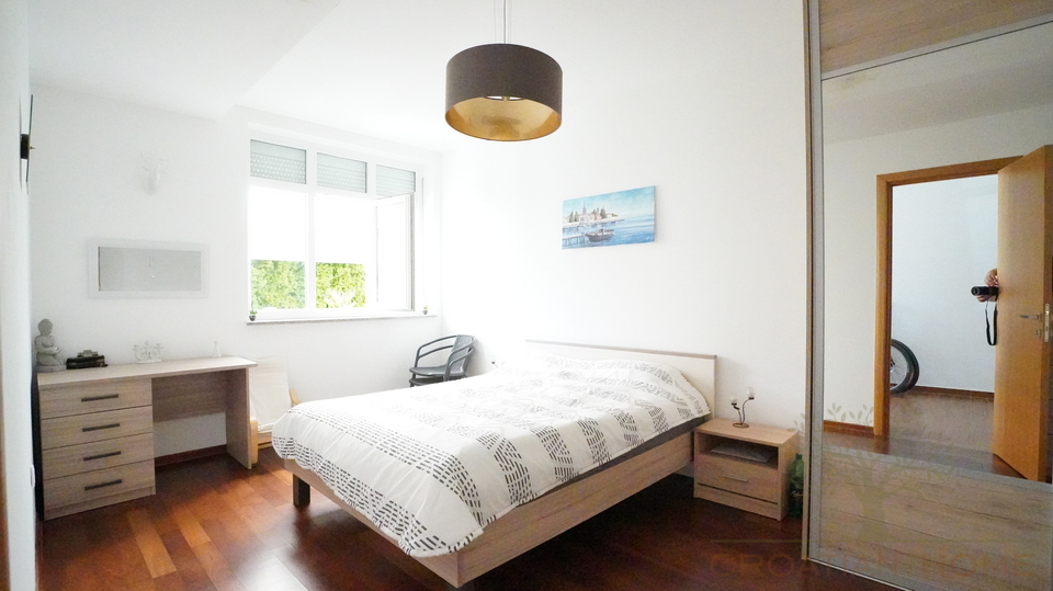 92 M2 WOHNUNG MIT 30 M2 GARTEN IN PORE&Ccaron;&comma; ISTRIEN&comma; KROATIEN