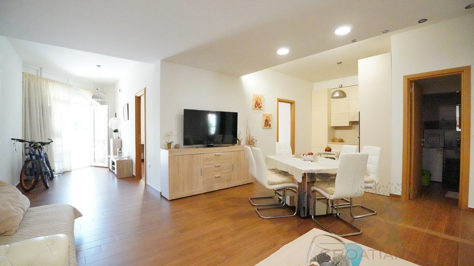92 M2 WOHNUNG MIT 30 M2 GARTEN IN PORE&Ccaron;&comma; ISTRIEN&comma; KROATIEN