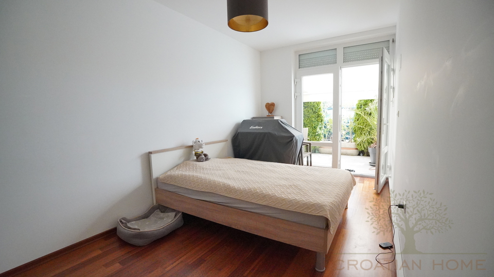 92 M2 WOHNUNG MIT 30 M2 GARTEN IN PORE&Ccaron;&comma; ISTRIEN&comma; KROATIEN