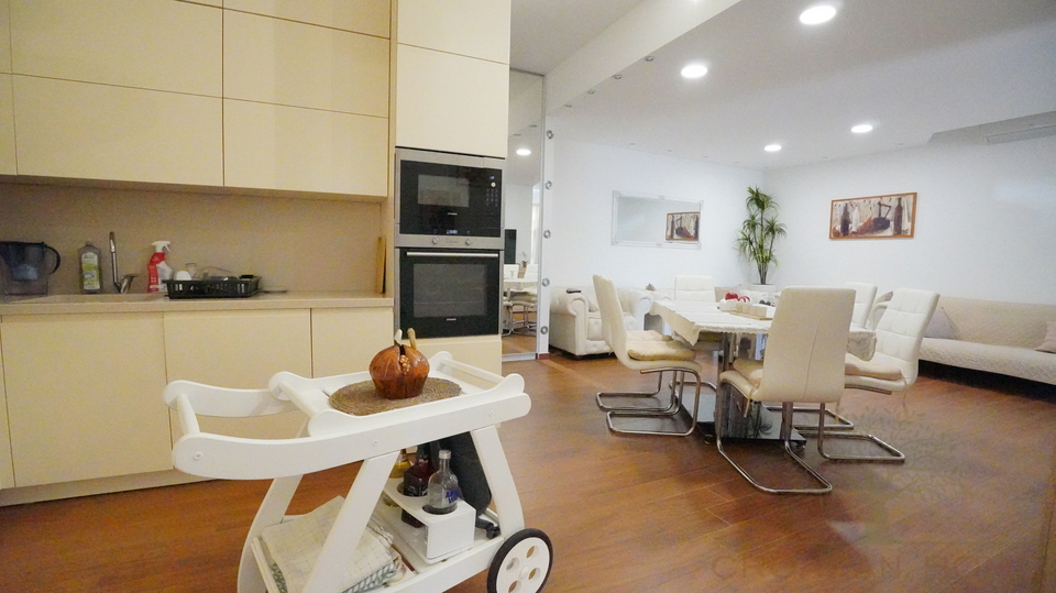 92 M2 WOHNUNG MIT 30 M2 GARTEN IN PORE&Ccaron;&comma; ISTRIEN&comma; KROATIEN