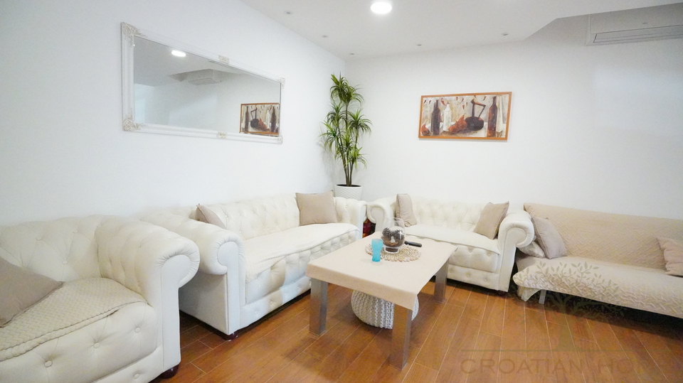 92 M2 WOHNUNG MIT 30 M2 GARTEN IN PORE&Ccaron;&comma; ISTRIEN&comma; KROATIEN