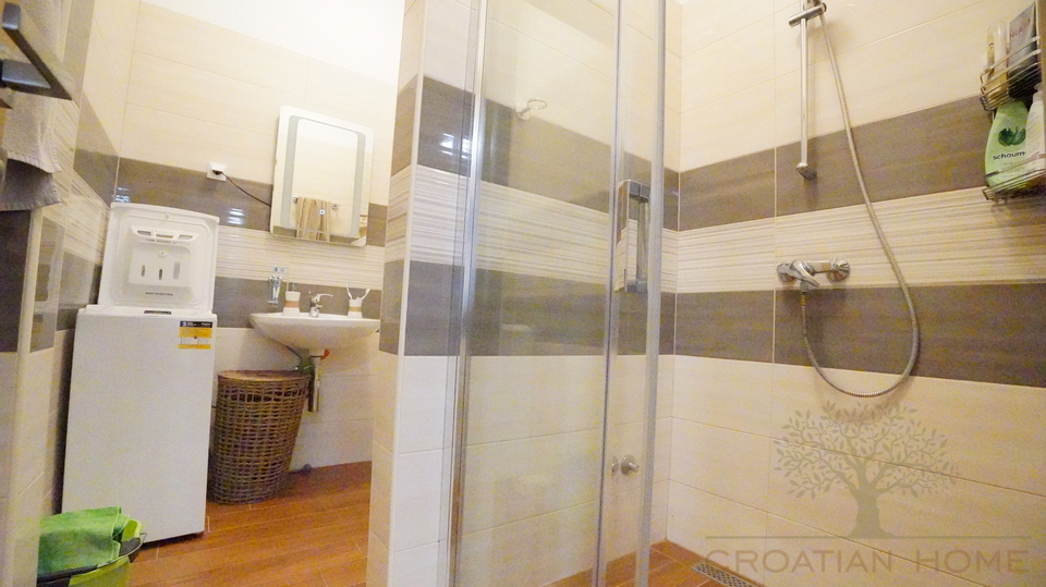 92 M2 WOHNUNG MIT 30 M2 GARTEN IN PORE&Ccaron;&comma; ISTRIEN&comma; KROATIEN
