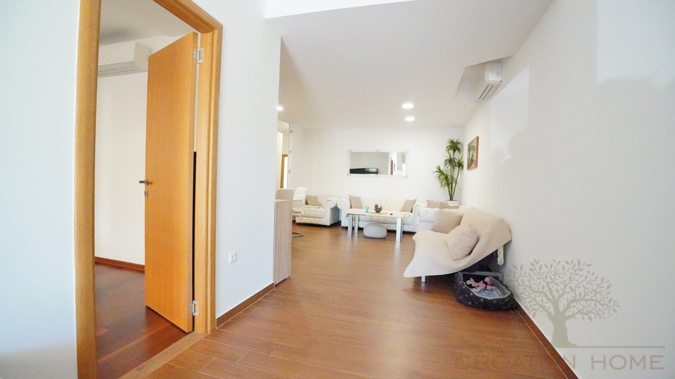 92 M2 WOHNUNG MIT 30 M2 GARTEN IN PORE&Ccaron;&comma; ISTRIEN&comma; KROATIEN