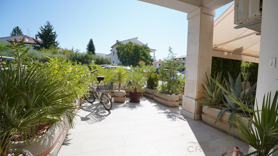 92 M2 WOHNUNG MIT 30 M2 GARTEN IN PORE&Ccaron;&comma; ISTRIEN&comma; KROATIEN